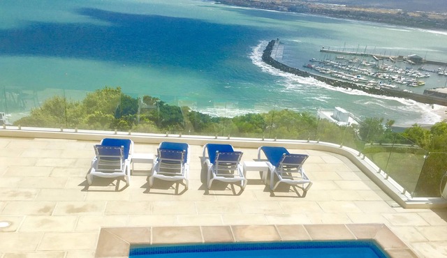 Stunning ocean views of False bay the harbour with Private pool