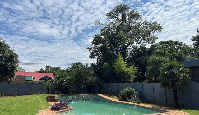 Stylish 1-Bed Cottage,Garden, Pool &Secure Parking in Alberton