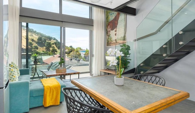 Stylish 1Bed Secure Panoramic Mountain Views in Cape Town