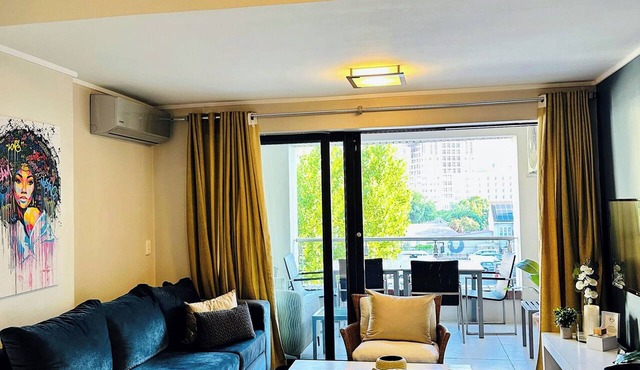 Stylish 2-Bed Apartment with Pool, Gym & Mountain Views. Walk to V&A Waterfront! in Cape Town