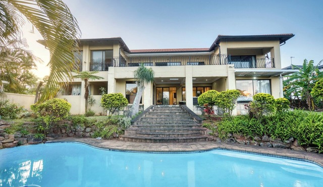 Stylish 2-Bed Umhlanga Apartment - Pool & Patio in uMhlanga