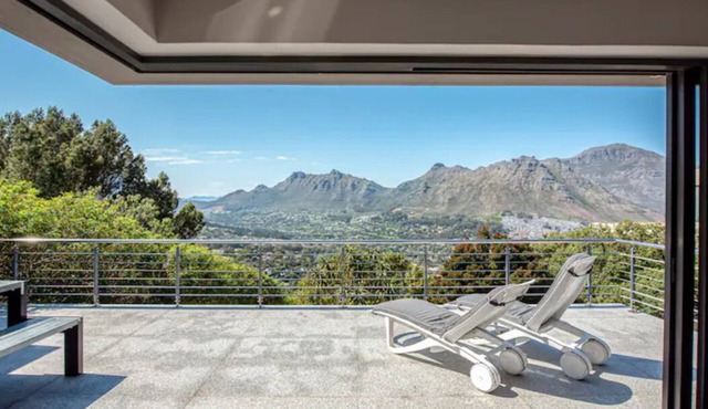 Stylish Apartment with Endless Views & Privacy