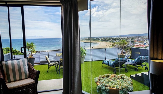 Sugar Beach - 1-bedroom cottage with AC and elevated Sea Views in Cape Town
