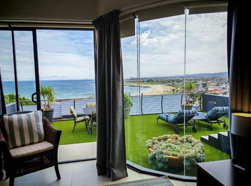 Sugar Beach Cottage, Sleeps 2 with sea view, central Gordons Bay in Gordonʼs Bay