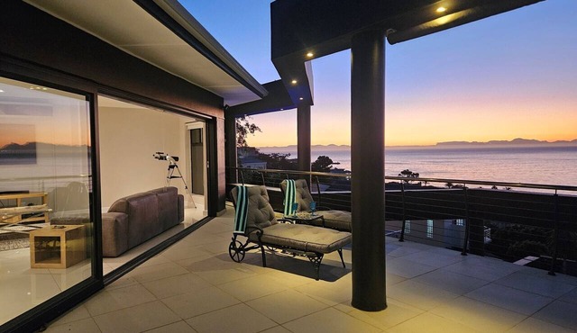 Sugar Beach Penthouse - Central 3 Bedroom Sea View with Pool and large Verandas in Cape Town