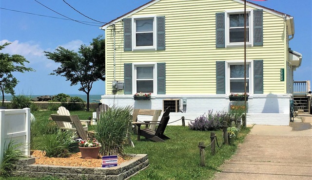 Sunny Disposition-Quaint Cottage on Lake Erie Near Port Clinton, Lakefront in Oak Harbor