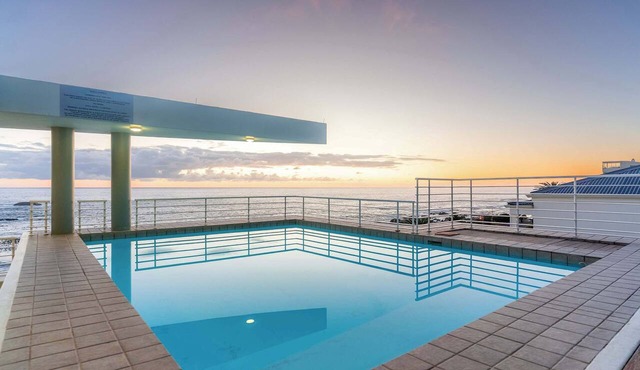 Sunset Azure Penthouse - Panoramic Views, PVT Pool in Cape Town