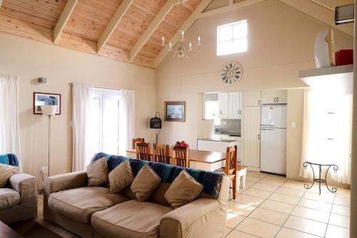 The Pelican - Stunning 3-Bedroom Holiday Home in Langebaan in Langebaan