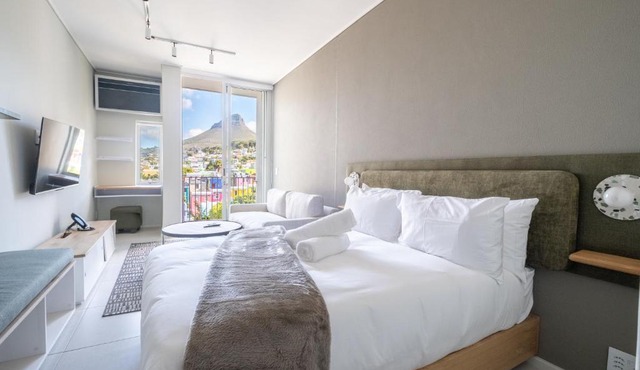 The Rose 602: Modern City Apartment with Views