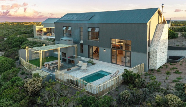 Tranquil 3-Bedroom Barn In Private Beach and Fynbos Estate in Gansbaai