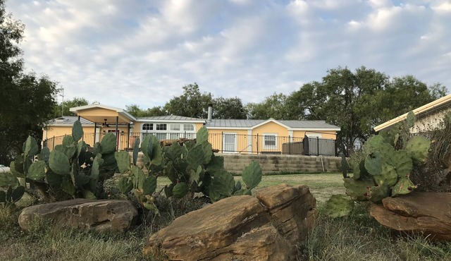 Tranquil Ranch w SPA and POOL - option to heat pool - on Cibolo Creek, sleeps 9 in Marion