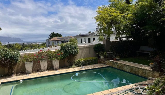 Tuscany Haus in Luxury Estate/3 Bedroom Villa with Private Pool/Sleep +6 in Somerset-West