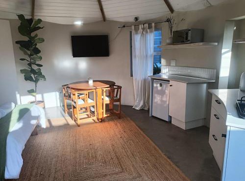 Unique, cozy rondavel 200m from the sea in Hermanus