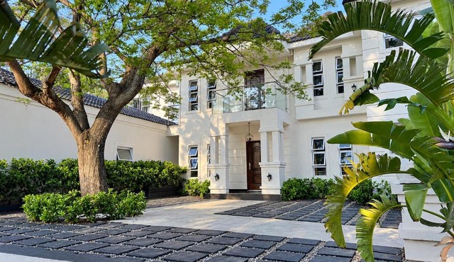 Vale Boutique 11 bdr Villa with Outdoor Cinema, 2 Jacuzzis & banquet Hall in Johannesburg