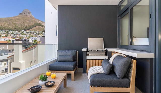 Views, BBQ, Balcony, Sea Point - Jade Views Studio in Cape Town