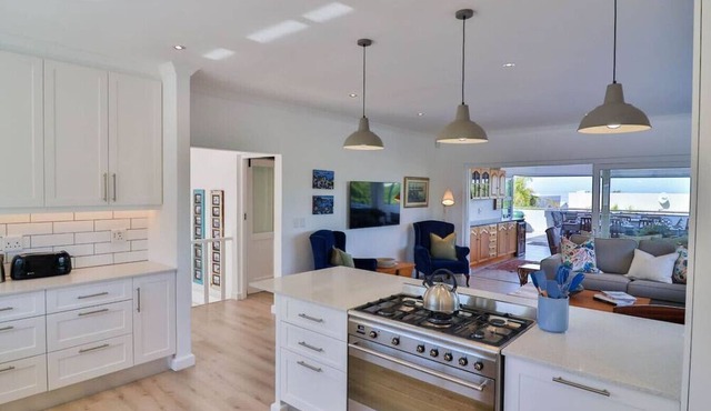 Vonkelwyn | Bright and Breezy by Grotto Beach in Hermanus