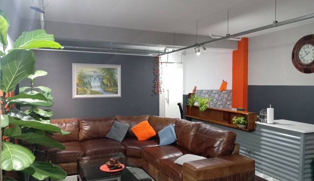 Warm & Luxury studio at Maboneng with King Bed and huge TV in Johannesburg