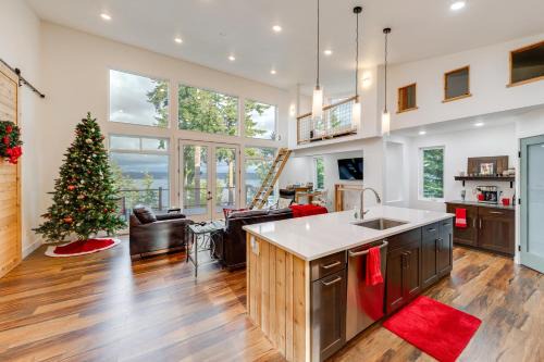 Water Views: Whidbey Island Hideaway w/Deck in Greenbank