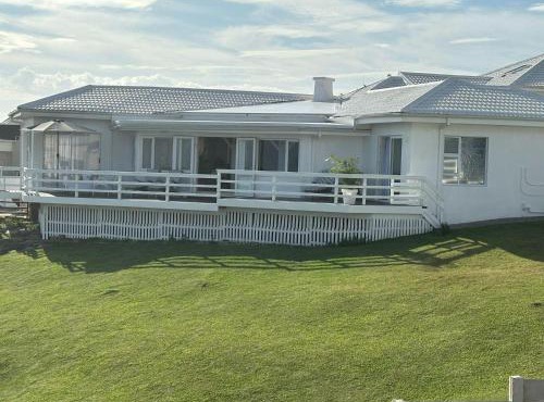 Waters Edge Beach House in Sea View