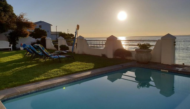 Westbank Private Beach Villa, 4 Bedrooms, Private pool, on the Beach! in Gordonʼs Bay