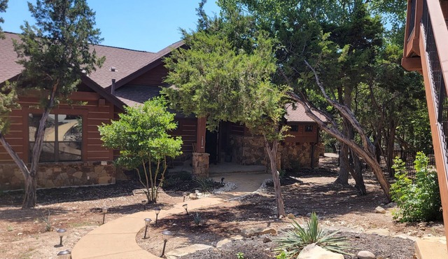 Wooded Bliss Cabin: Serene Family Getaway near Lake Travis in Jonestown