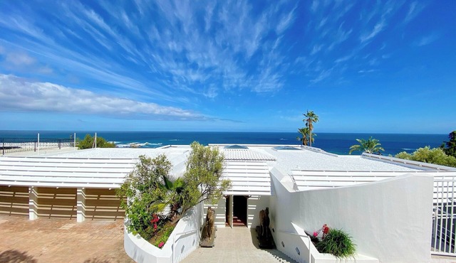 YOLO Spaces - Clifton White House Villa in Cape Town