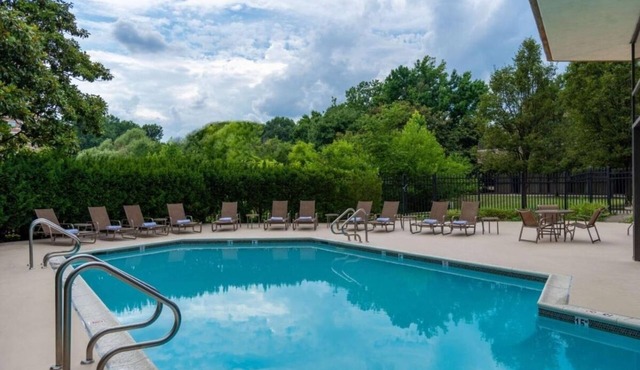 Your Urban Getaway! 3 Relaxing Units, Indoor and Outdoor Pool, Pet-friendly! in Alexandria
