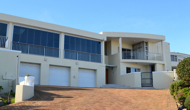 Accessible City Retreat with Stunning Views and Pool Access in City of Cape Town Metropolitan Municipality
