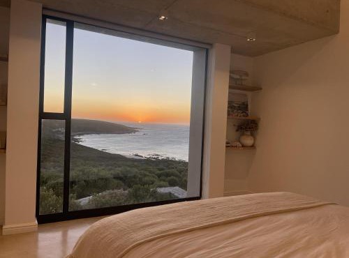 Zebra Views Front-Row Ocean Villa Romansbaai in Gansbaai