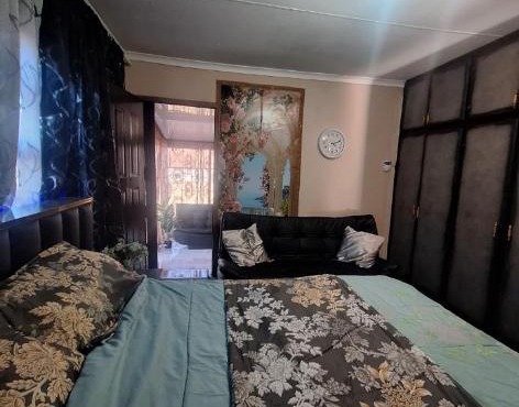 Zee's apartment in Kinross