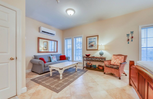 Convenient studio w/shared pool and great location moments away from the beach in Seacrest