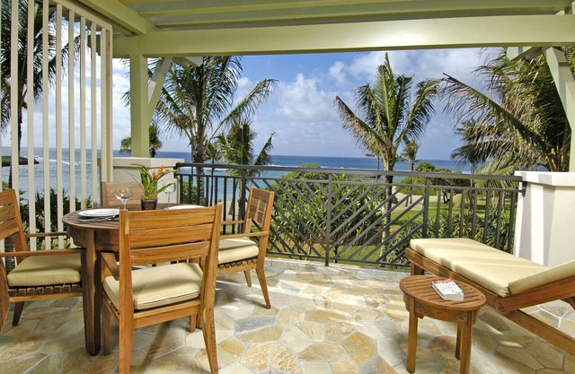 FALL REDUCED! Villa 302, King bed, Penthouse Lvl Ocean View Turtle Bay in Kahuku