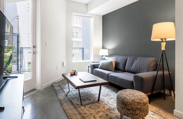 Lux Downtown 1BR w/ Gym, W/D, Pool, near Staples Center by Blueground in Los Angeles