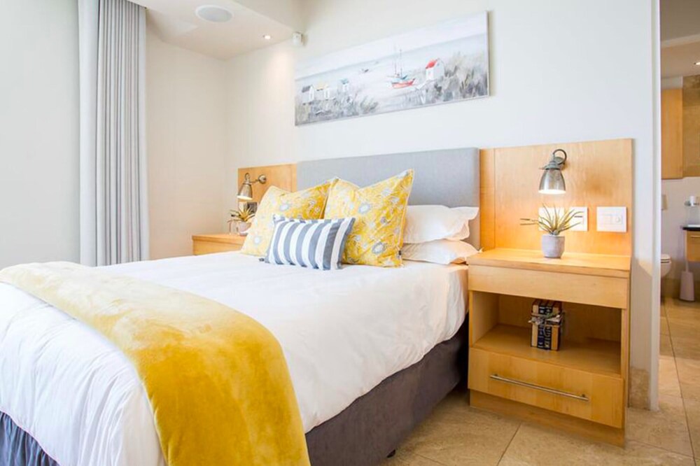 Herolds Bay House | Comfy Room in a Seafront Villa