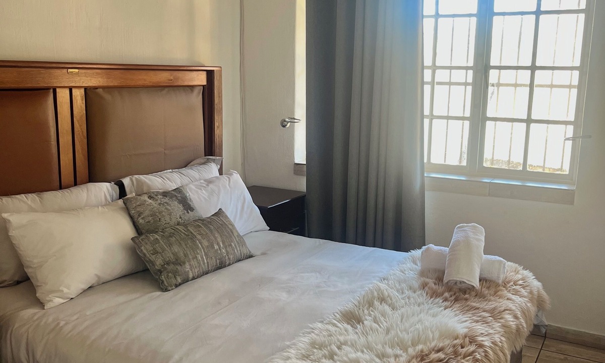 Faerie Glen Condo | Serene Thatched Roof Retreat in Faerie Glen, Pretoria