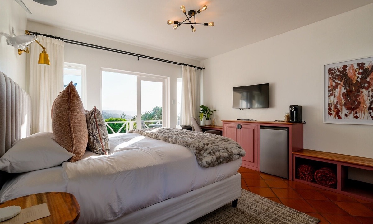 Victoria Bay Hotel | Hilltop Boutique Hotel