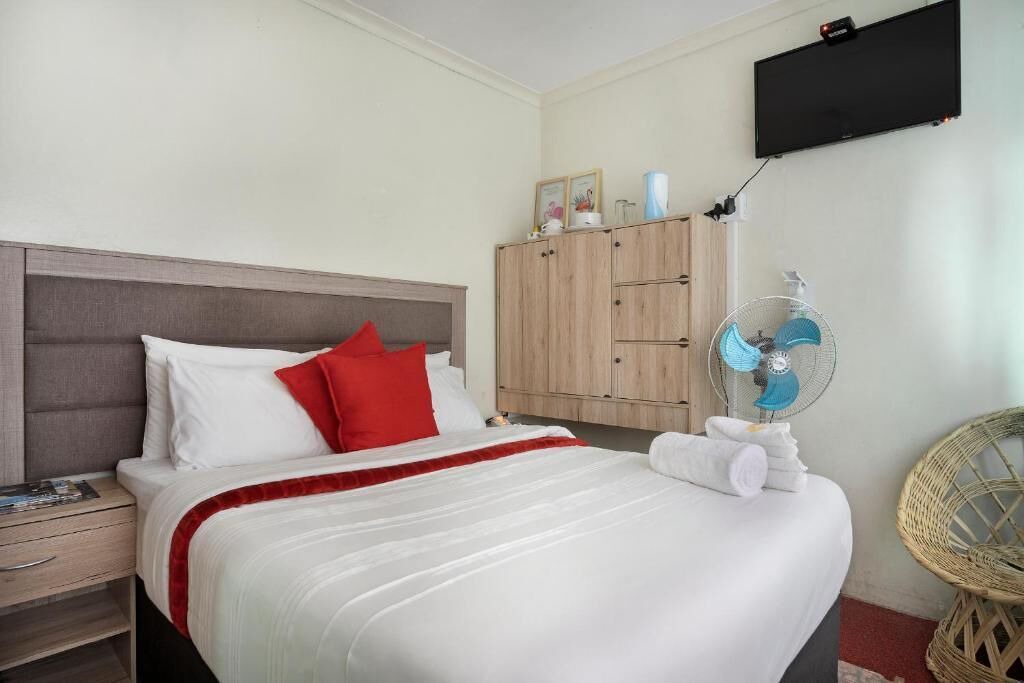 Pinetown Hotel | 25 Jacaranda Lodge & Backpackers