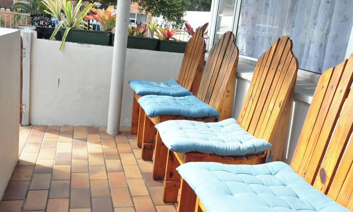 Pollok Beach Apartment | Charming 2-bedroom Apartment in Gqeberha With Garden Views