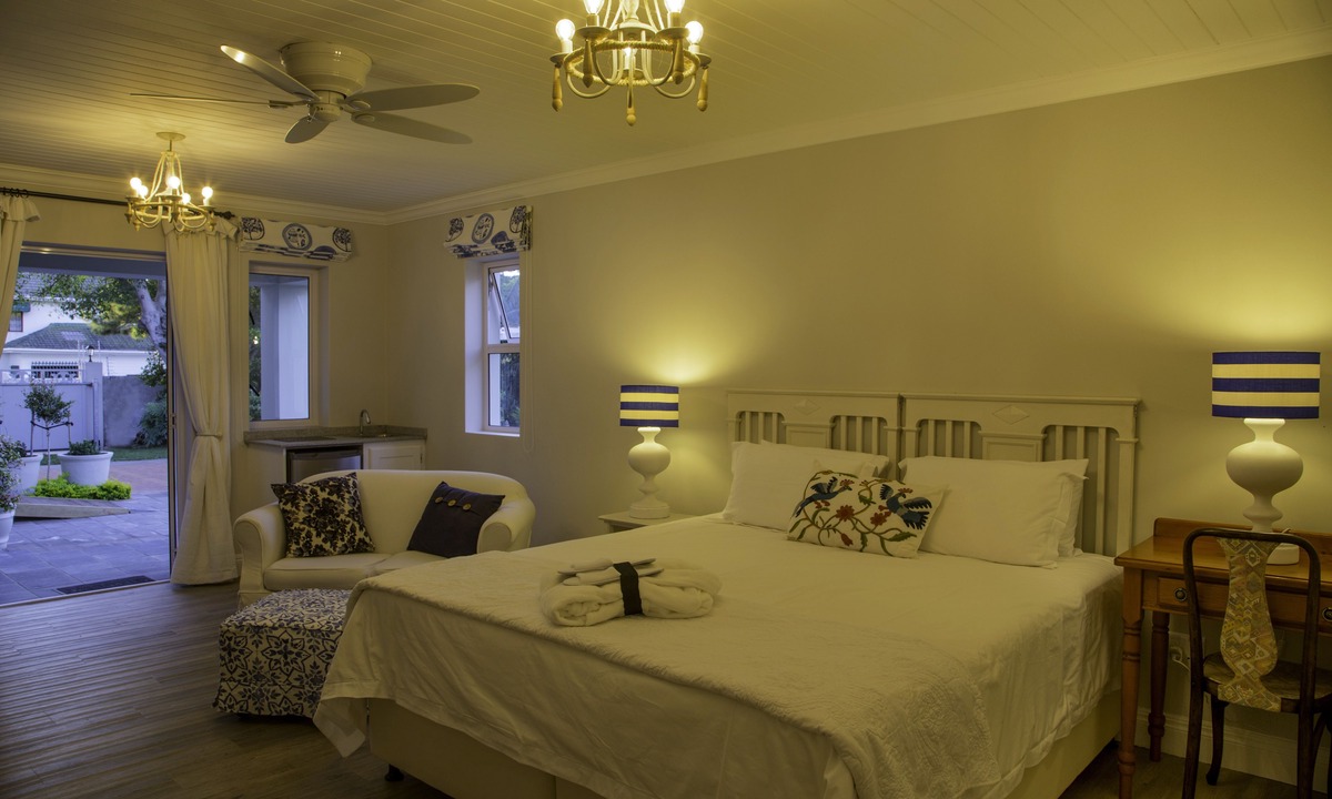 Summerstrand House | Bright on 5th Guest House