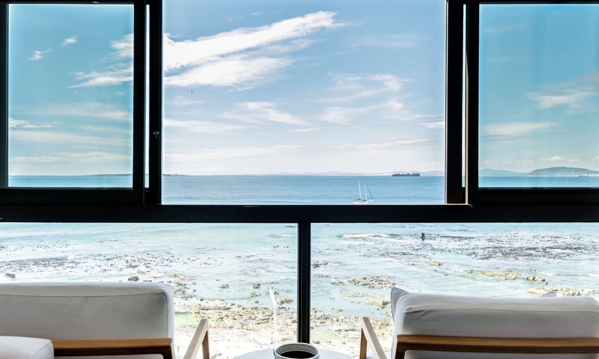 Mouille Point Apartment | Magical Apartment w/Uninterrupted Ocean Views (Mouille Views)
