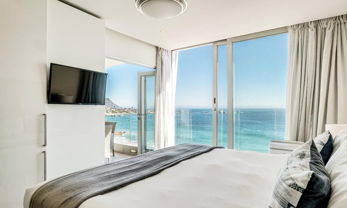 Clifton Apartment | Clifton Apartment on the Waters Edge (Ocean Breeze)