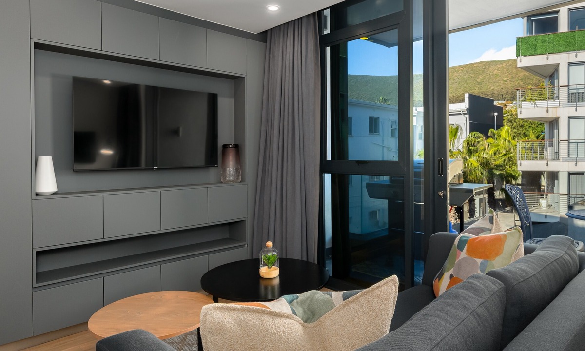 Sea Point Apartment | Comfort at The Avant with Pool and Braai @ Sea Point