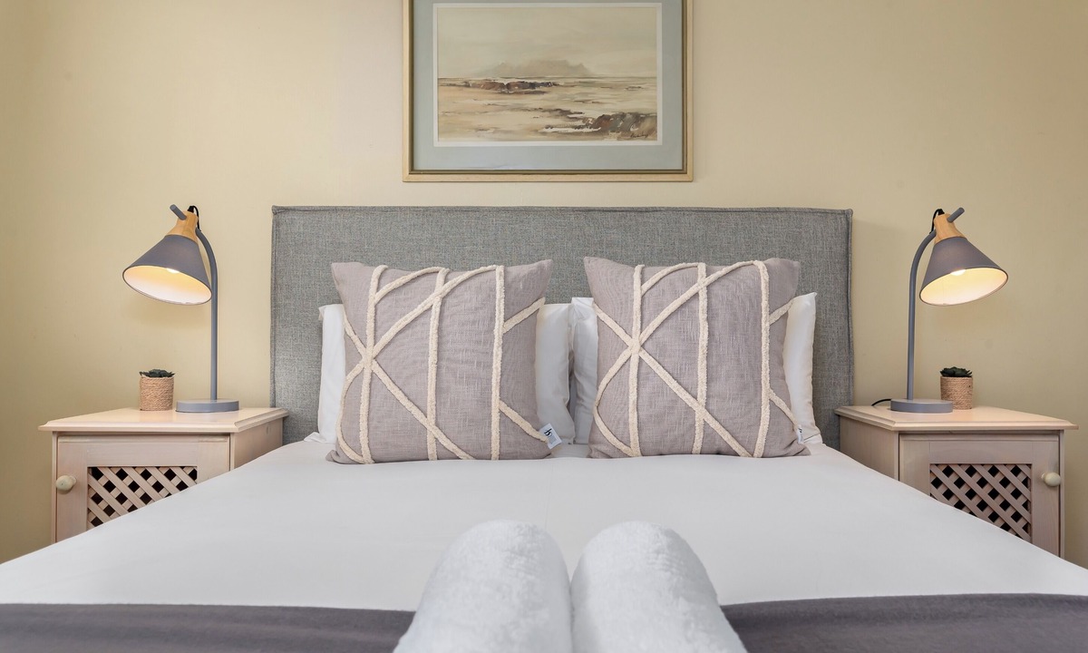 Three Anchor Bay Apartment | Newly Refurbished Apartment| Wifi | Netflix | DSTV