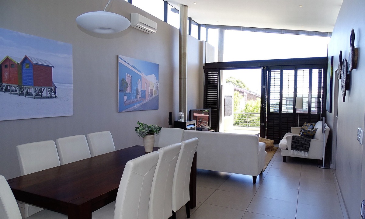 Scott Estate Apartment | Light&Bright top floor Hout Bay Apartment, a minute's walk to the beach!