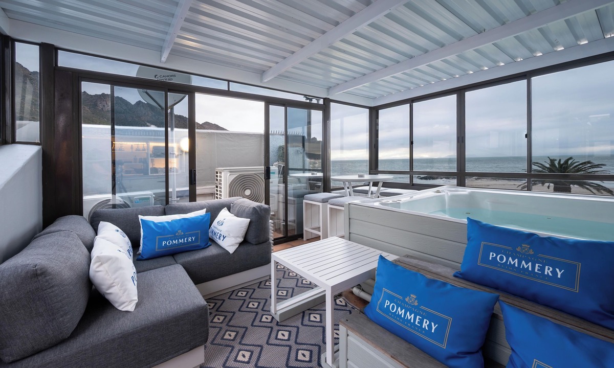 Gordons Bay Central Apartment | 'Beach2Anchor'-Central Beachfront 5 bedroom Condo with Sea View enclosed Jacuzzi