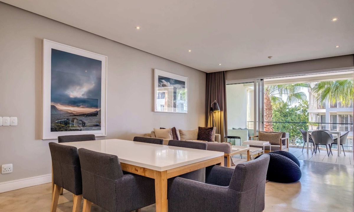 Victoria and Alfred Waterfront Apartment | Modern Waterfront Apartment w Canal Views Gulmarn 201