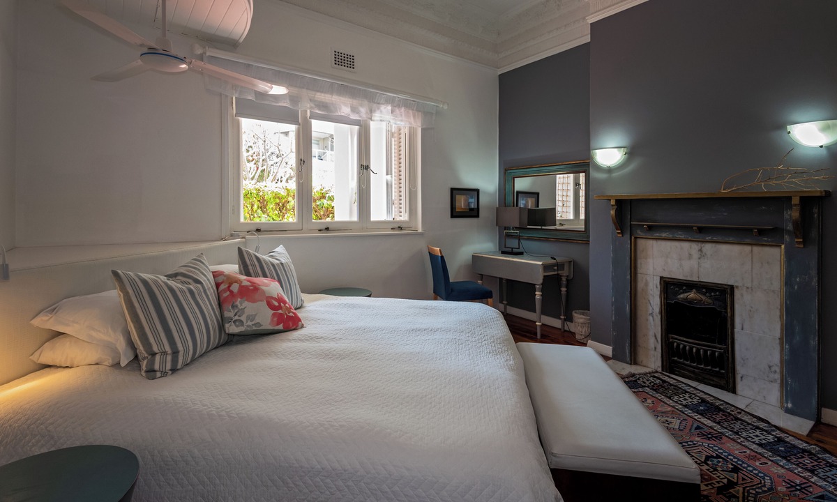 Cape Town Apartment | Large 3 bedroom apartment in Manor house , cozy courtyard garden, great location