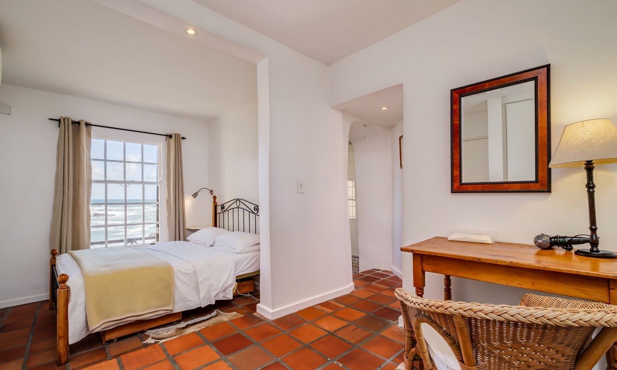 Camps Bay Apartment | Camps Bay Holiday Apartment w Private Pool CBT Palm Suite