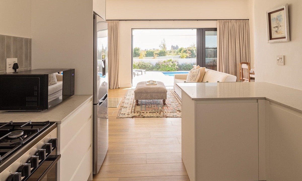 Paarl Apartment | Charming One Bed cottage in the heart of the Winelands with pool.
