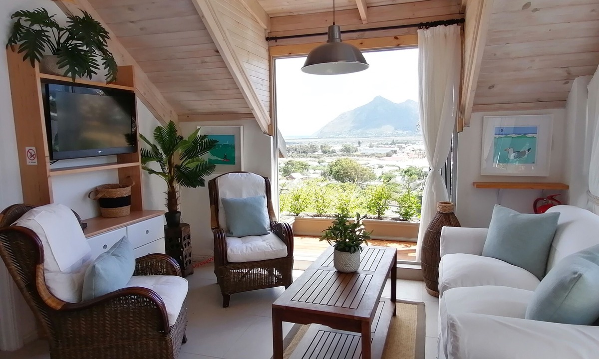 Capri Apartment | African Violet Guest Suites